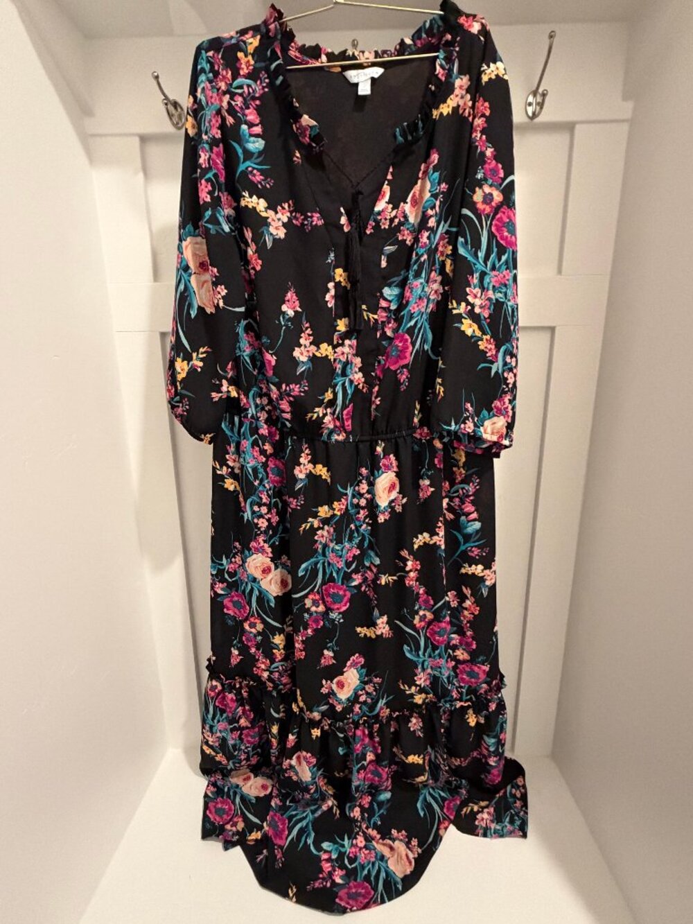 Boutique 1X Floral Boho Midi Dress Black V Neck Flowy Long Sleeve Ruffle Hem